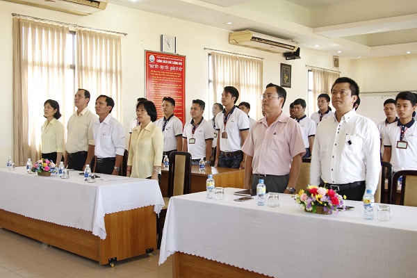 Làm lễ chào cờ trong ngày khai giảng Hàn JIS K4